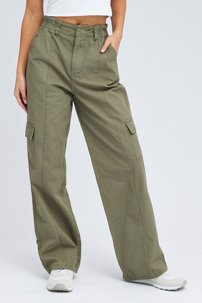 Green khaki pants womens on sale outfit